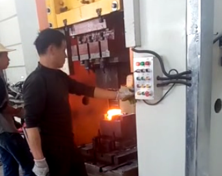 伺服電動螺旋壓力機(jī)現(xiàn)場生產(chǎn)圖